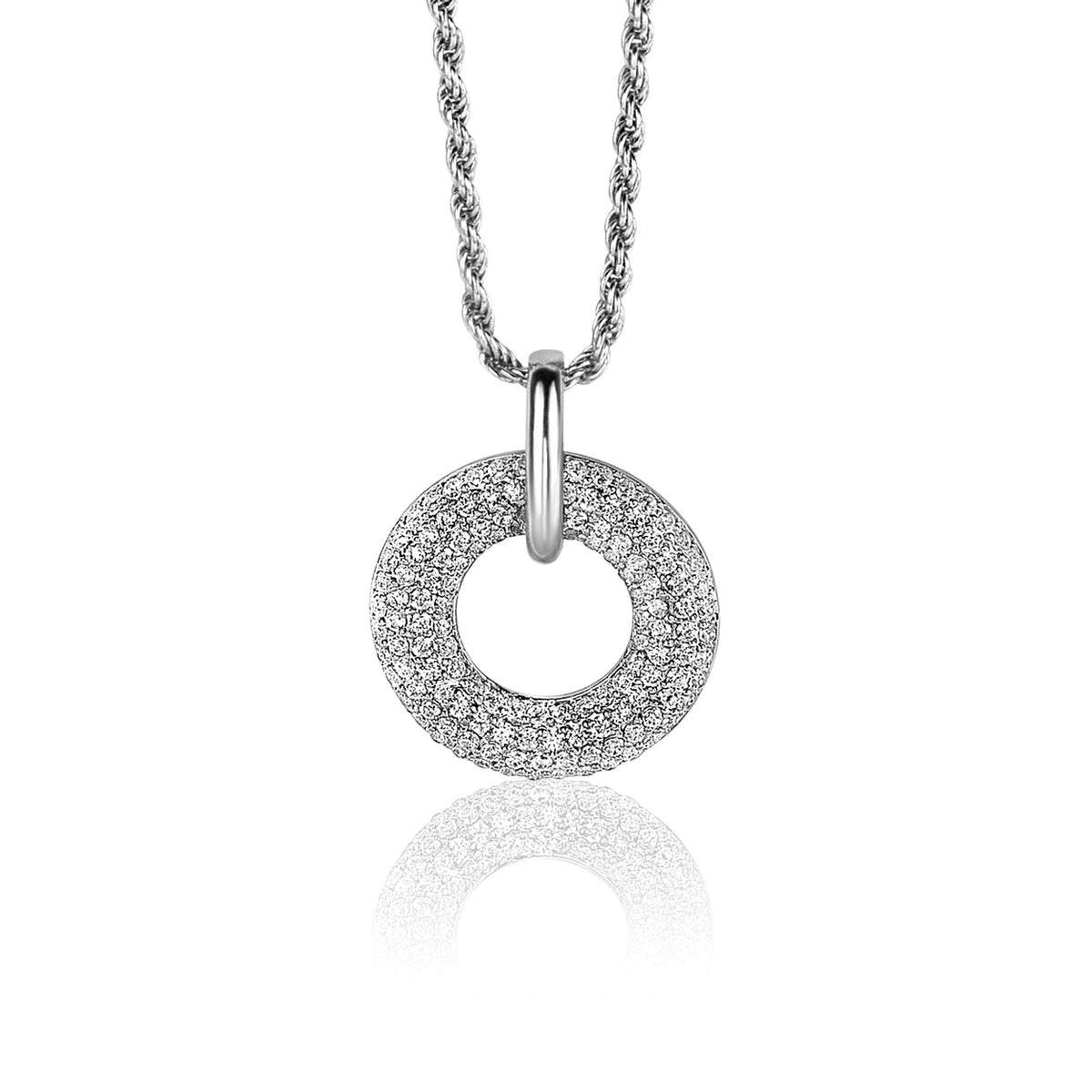 Colgante plateado en forma de anillo con detalles brillantes y cadena trenzada.