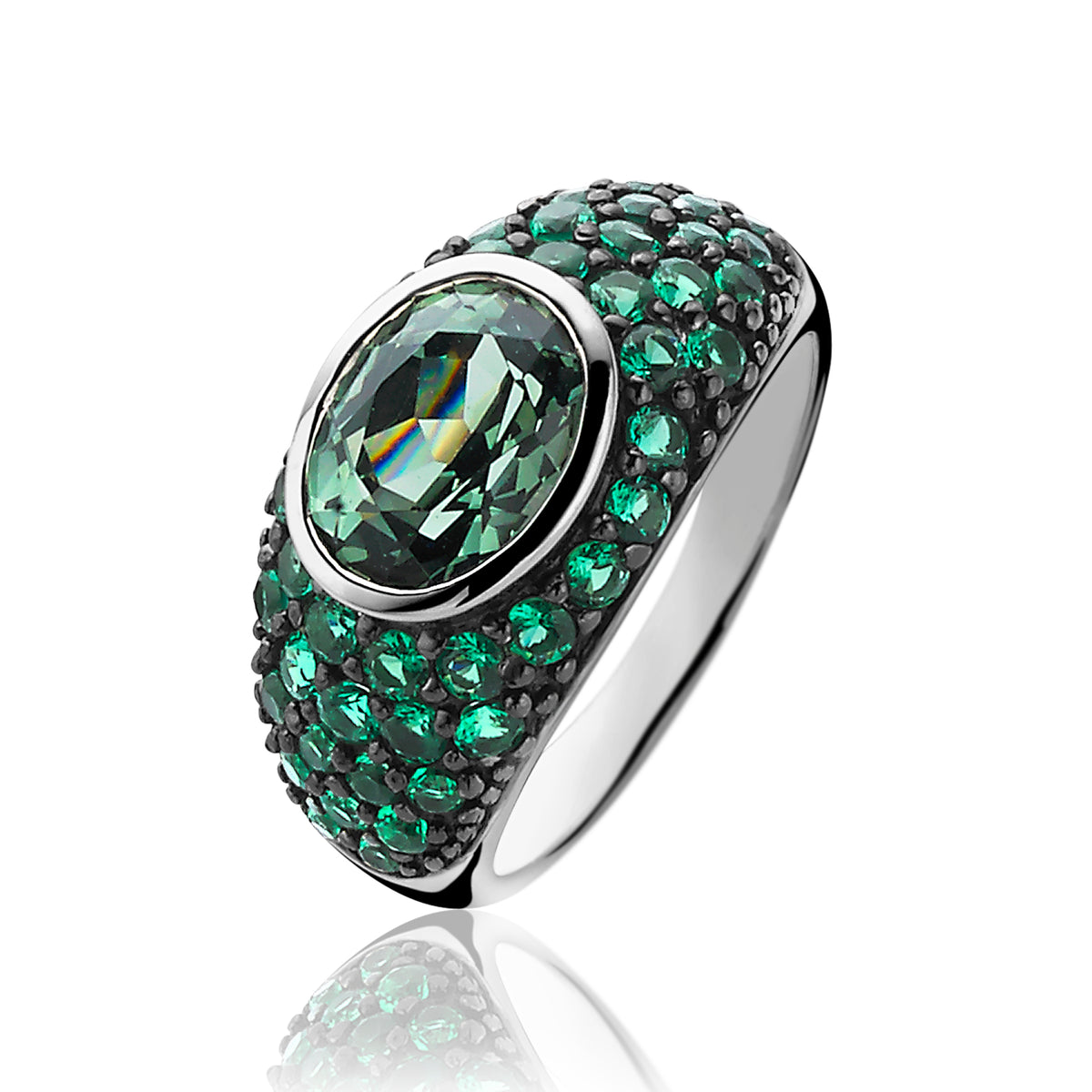 Anillo de plata con piedra central ovalada y detalles de cristales verdes.