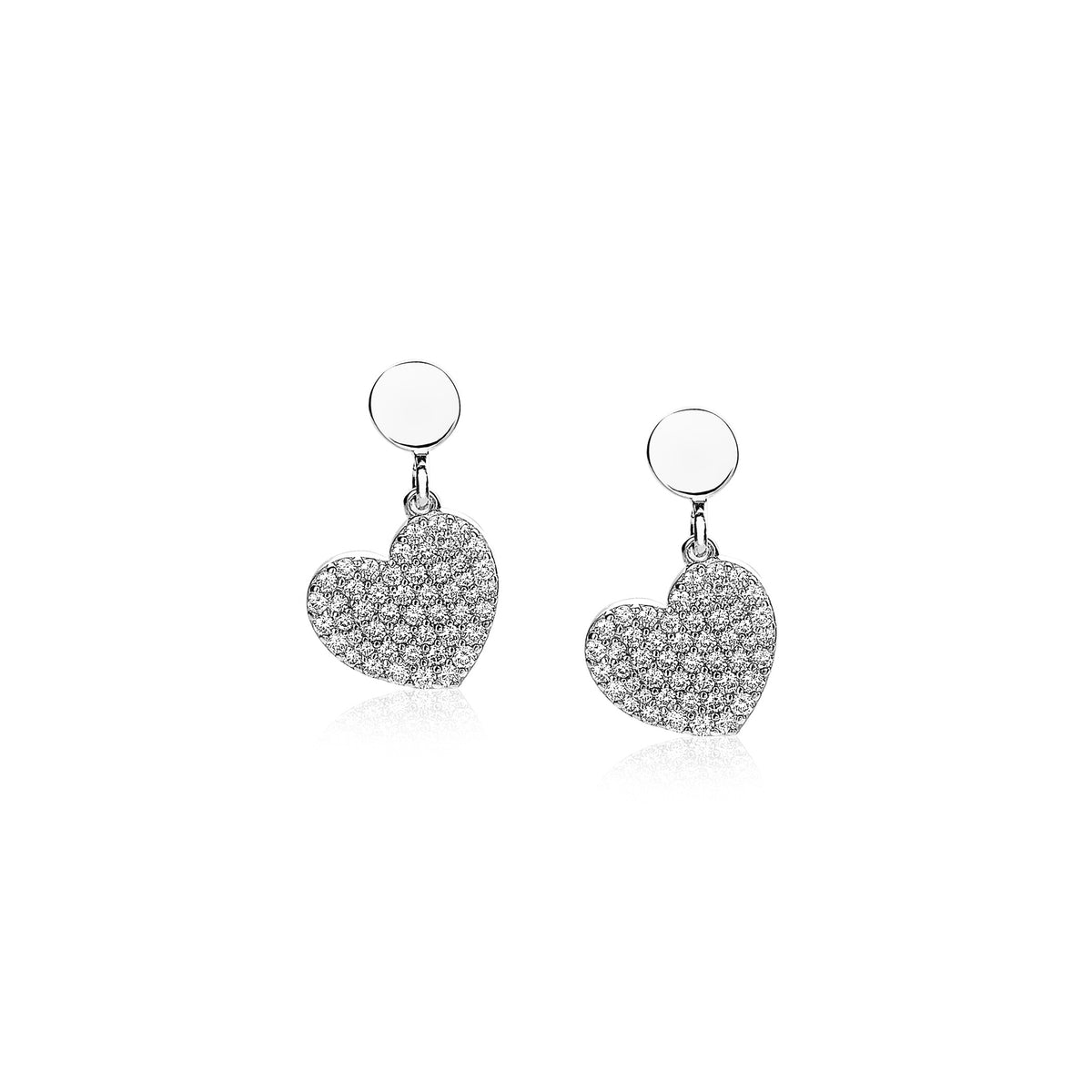 Pendientes de corazón plateados con detalles brillantes y cierre de presión.