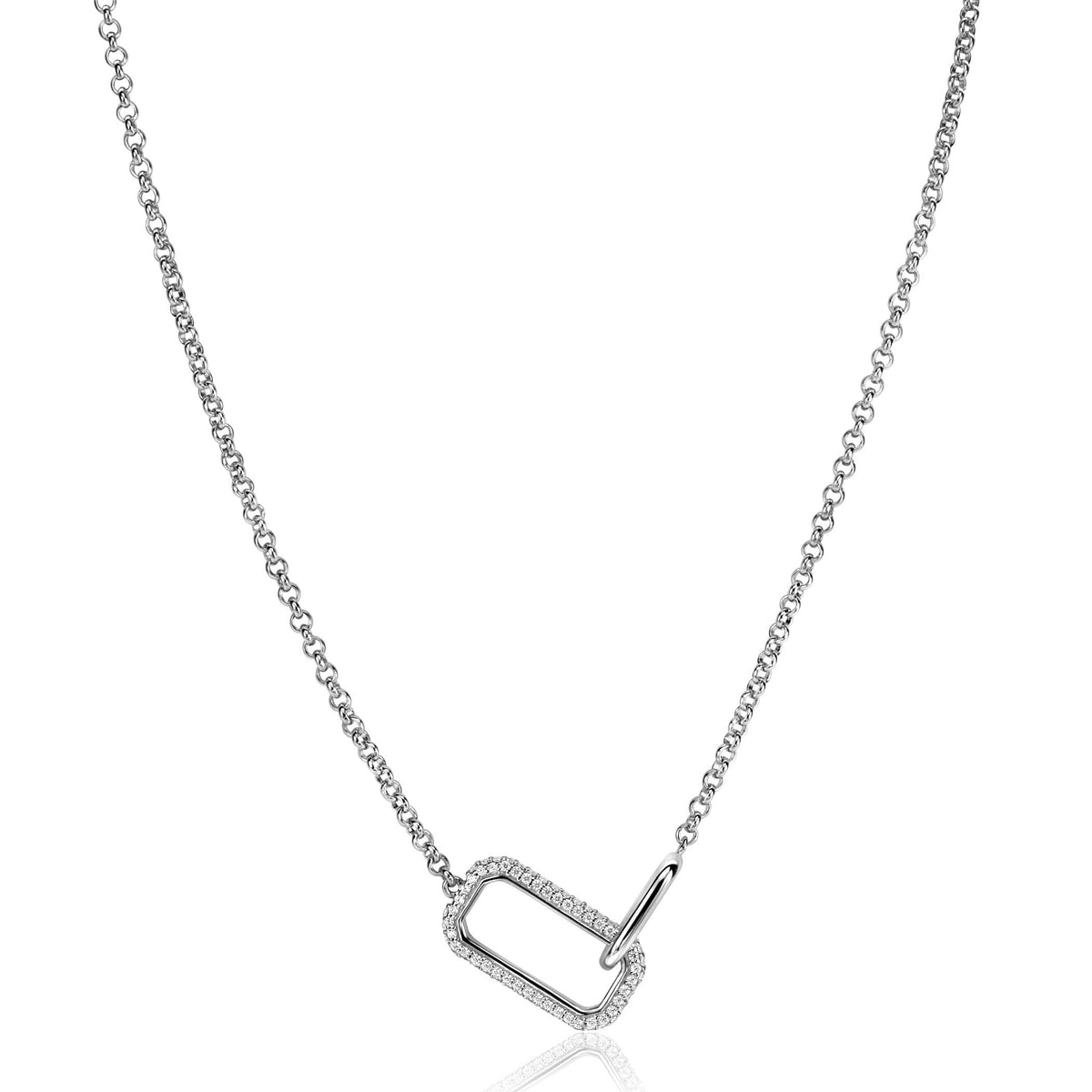 Collar de plata con un colgante rectangular decorado con piedras brillantes.