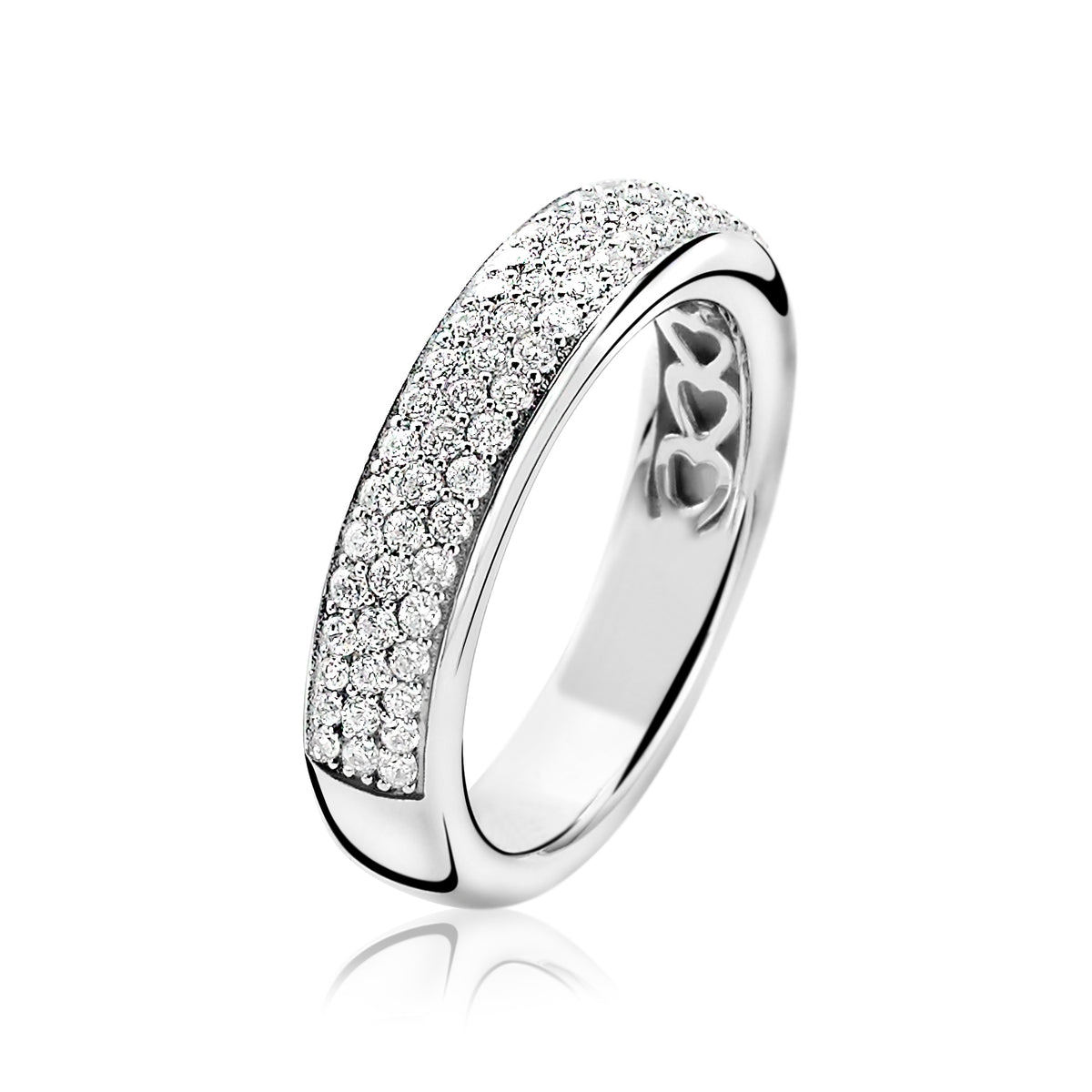 Anillo de plata con pavé de circonitas brillantes en la parte superior.