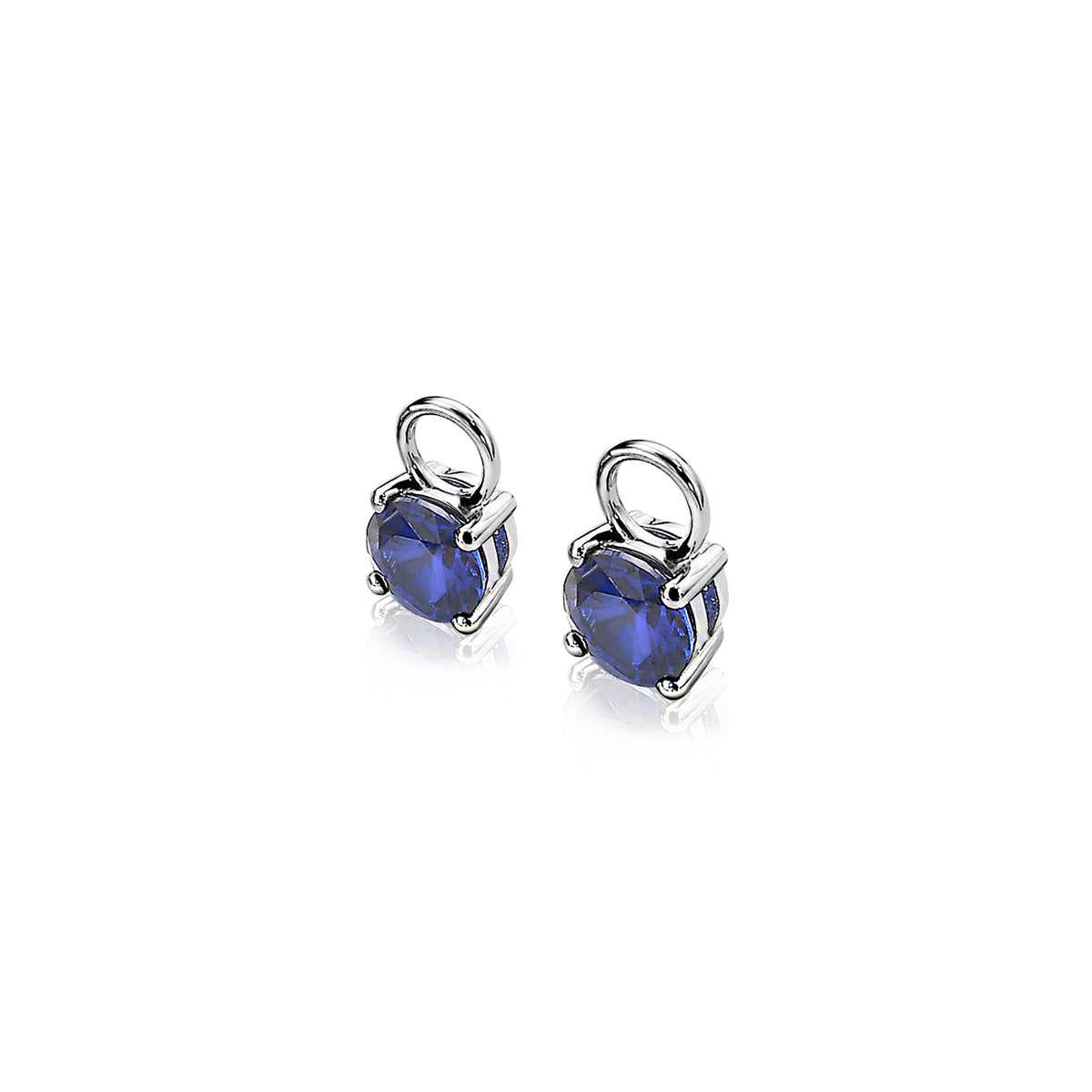 Pendientes de plata con forma de corazón y piedras preciosas moradas.