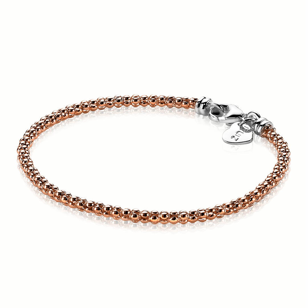 De Zinzi Armband Gold Plated Zia1288 R is een delicate armband met een tweekleurig rosé verguld ontwerp met rosé gouden kralen, een zilveren karabijnsluiting en een klein zilveren bedel bij de sluiting.