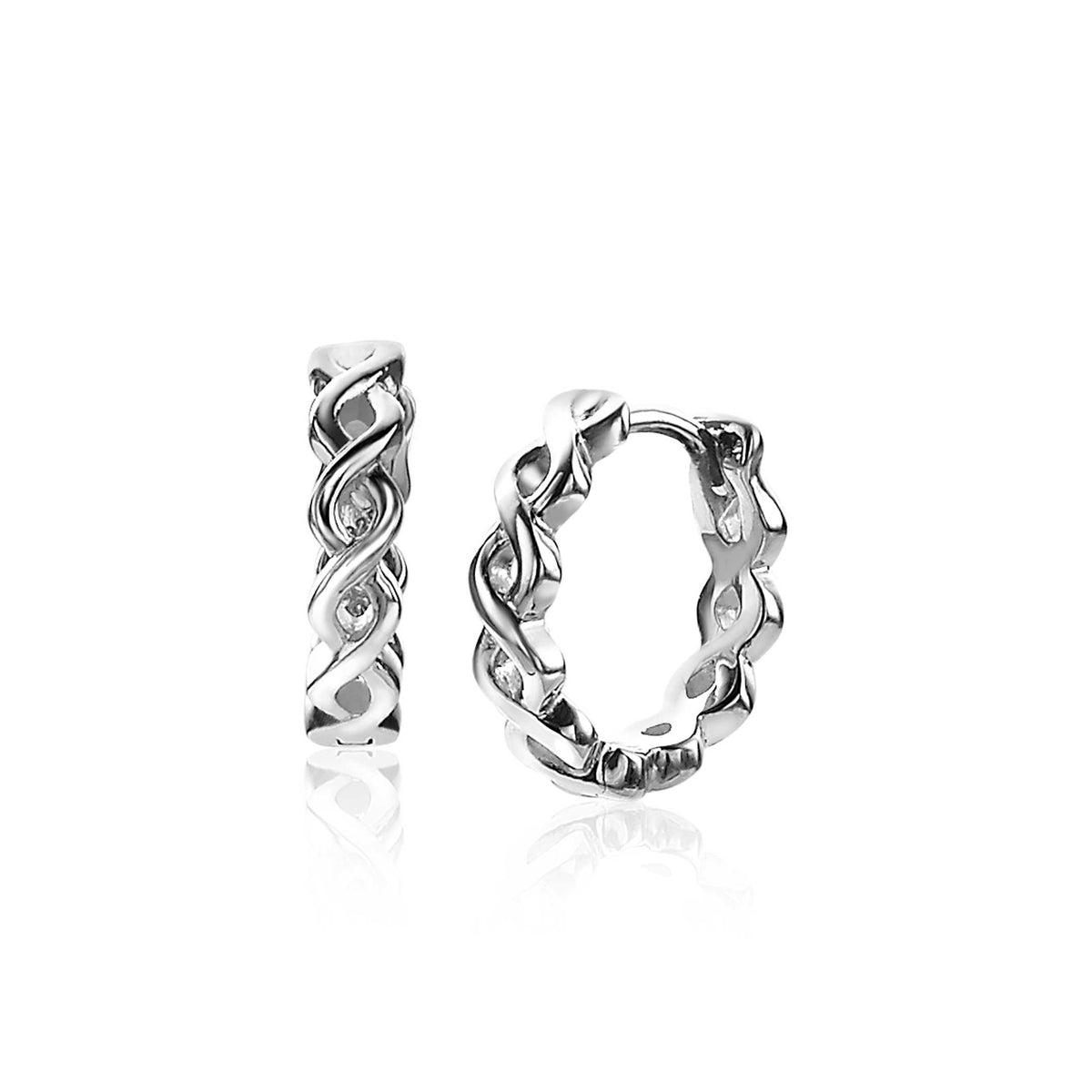 Pendientes de aro plateados con un diseño entrelazado y acabado brillante.