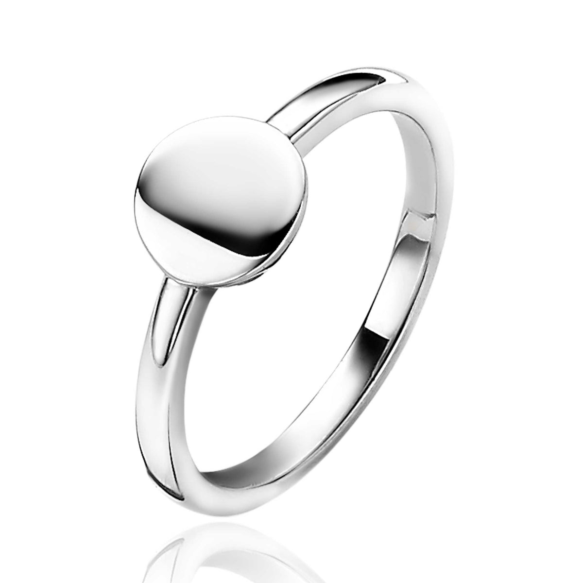 Anillo de plata con un diseño minimalista y una superficie redonda y pulida.