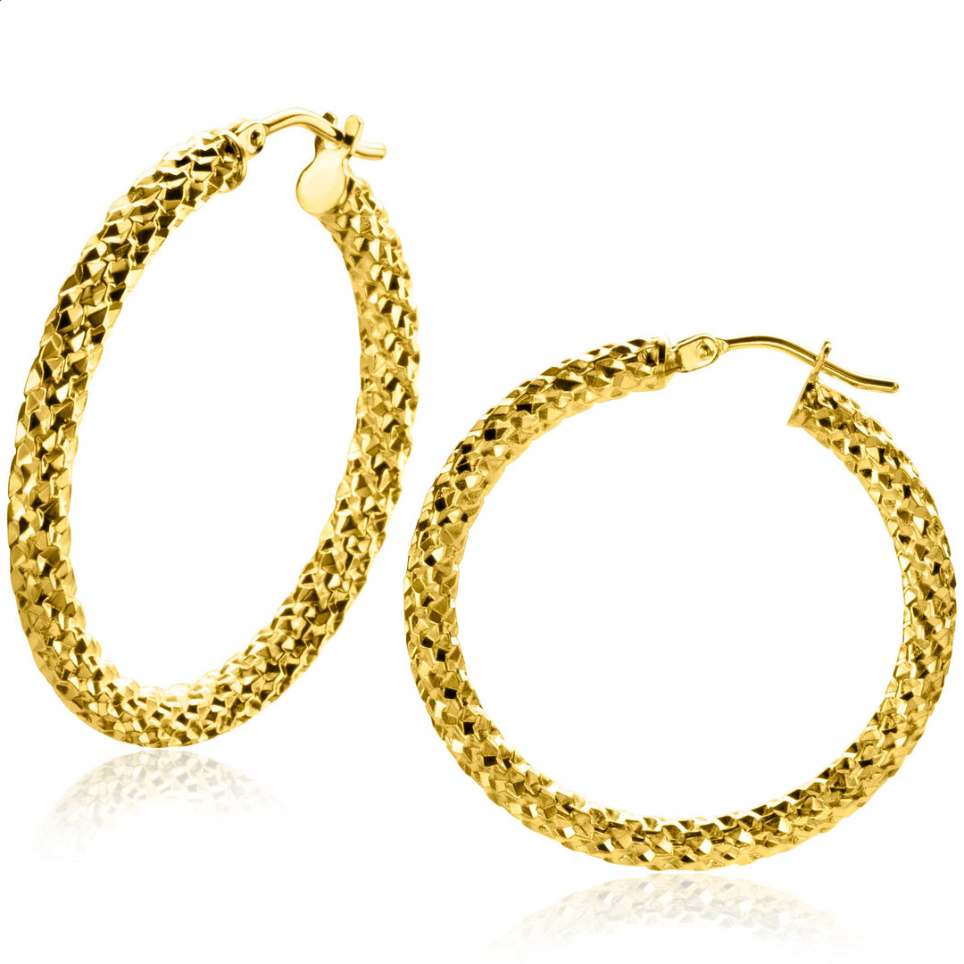 De Zinzi Oorbellen Goud Zgo329 oorbellen, gemaakt van 14k goud, tonen een geweven patroon. Ze worden getoond op een effen witte achtergrond om hun ronde vorm en ingewikkelde ontwerp te benadrukken.