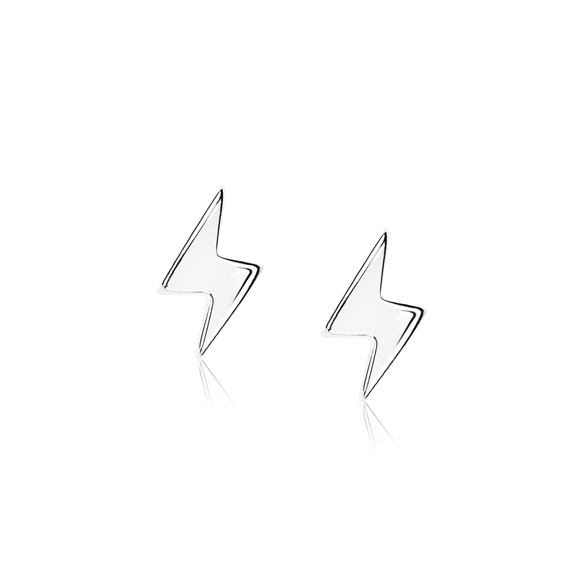 Pendientes de plata en forma de rayo con acabado brillante.