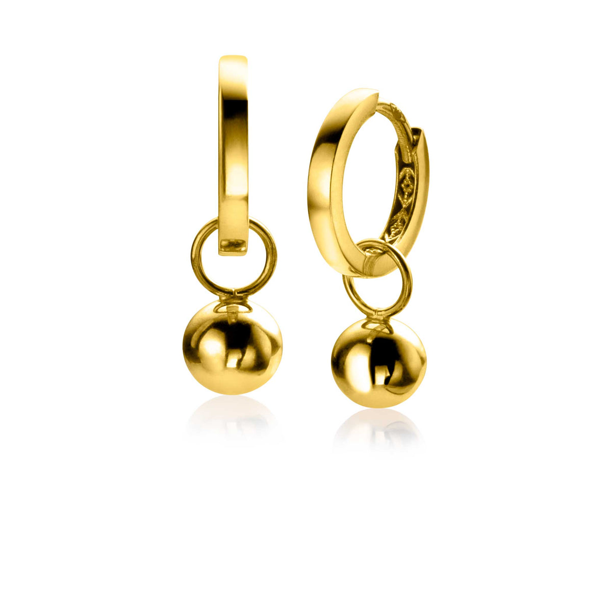 Pendientes de aro dorados con un colgante esférico brillante.