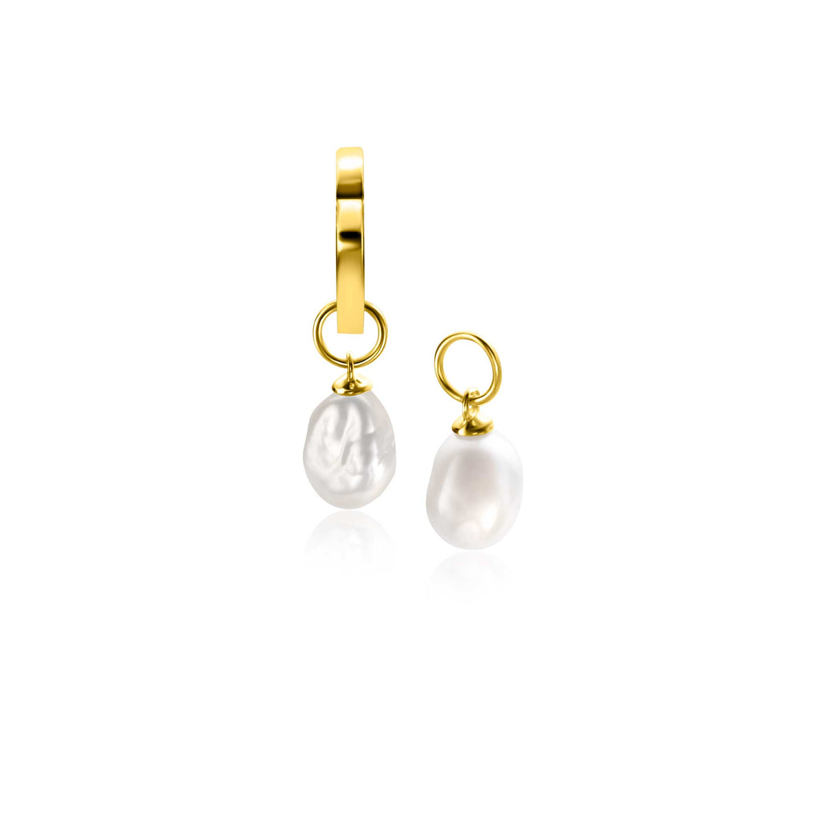Pendientes de oro con perlas blancas, diseño asimétrico y acabado brillante.