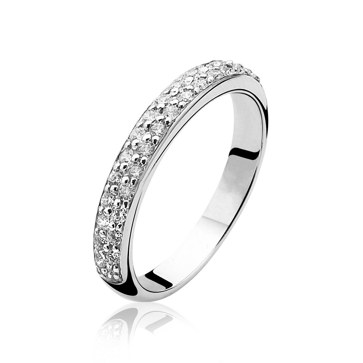 Anillo de plata con pavé de circonitas brillantes en la parte superior.