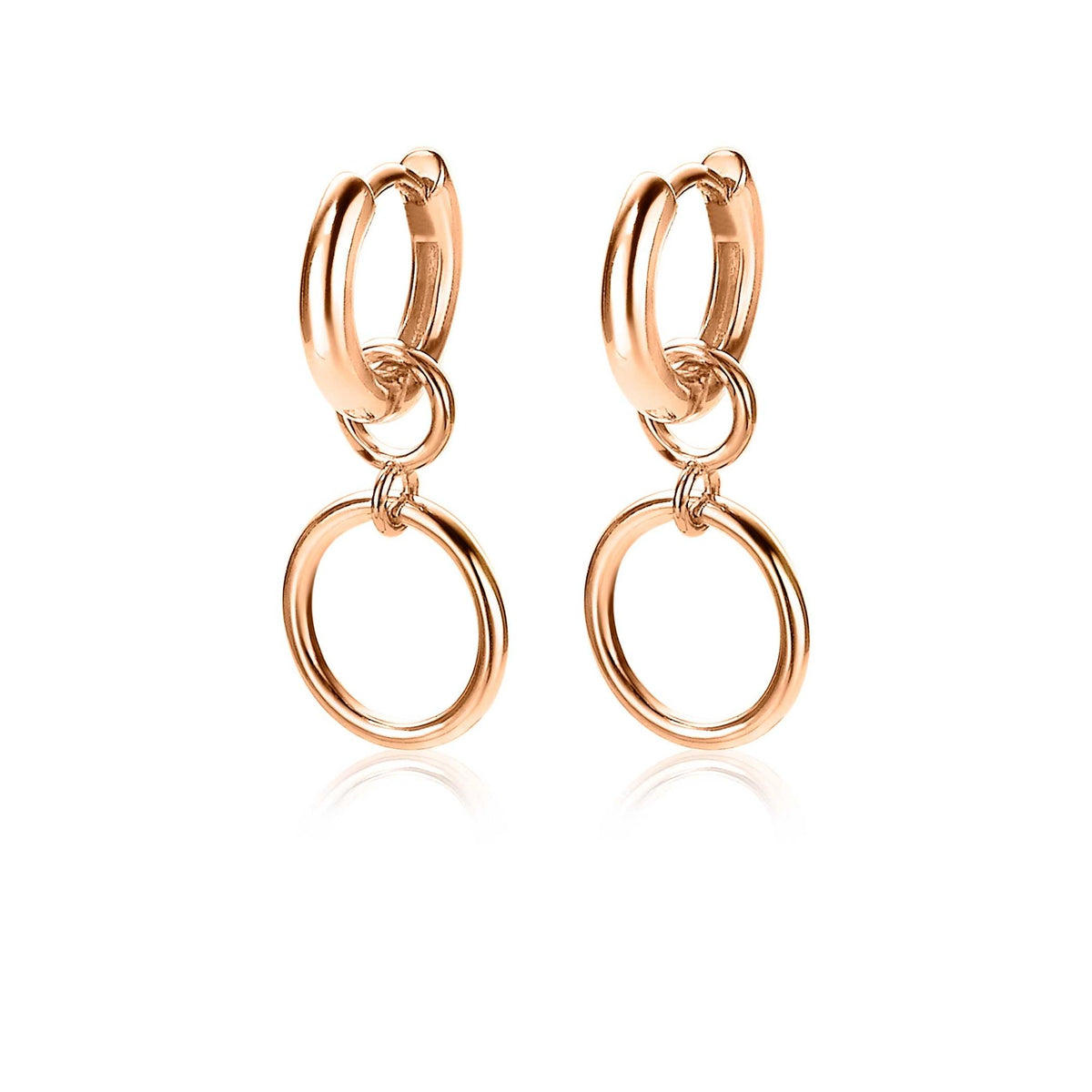Pendientes de aro dorados con un diseño de doble anillo entrelazado.