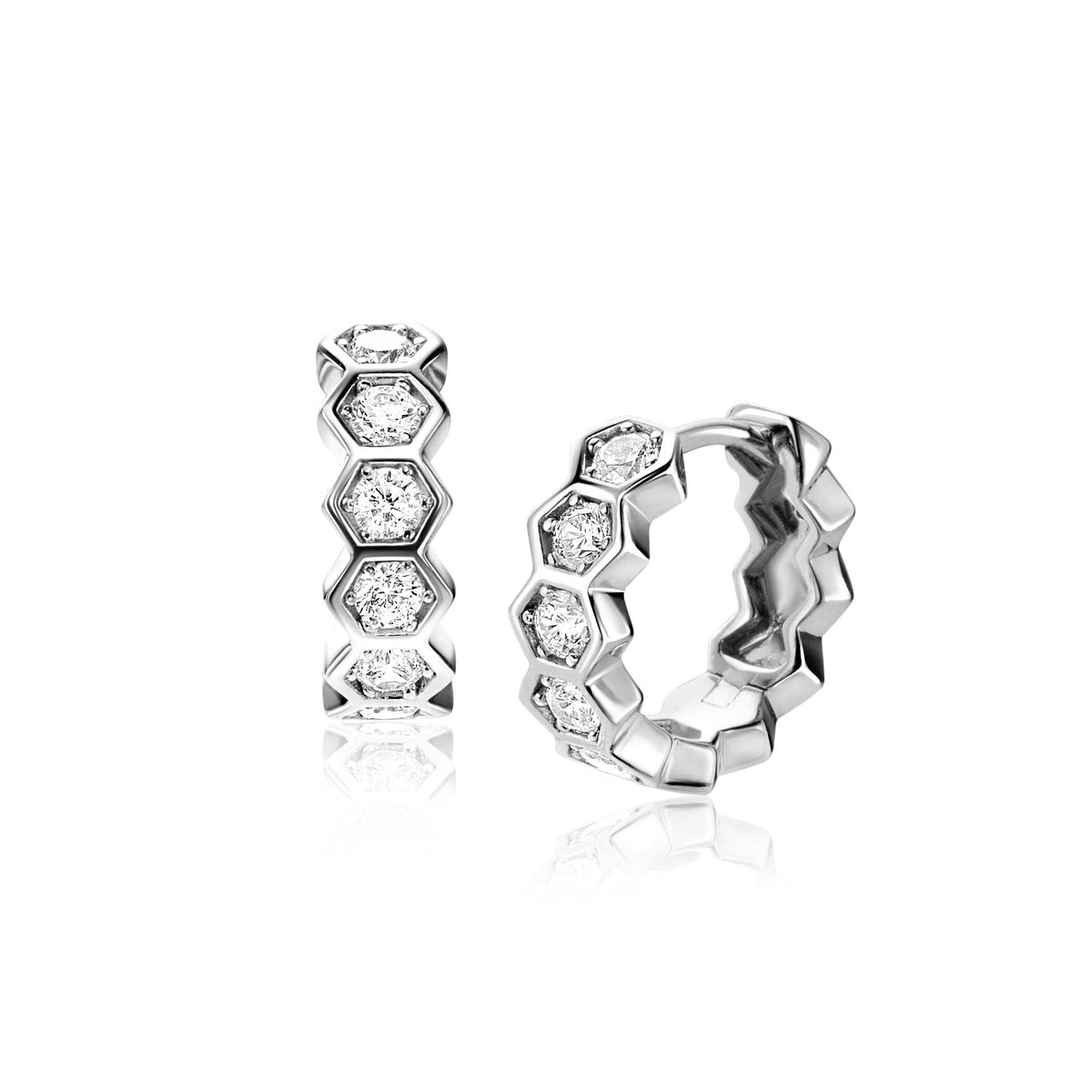 Pendientes de aro plateados con forma hexagonal y detalles de circonitas brillantes.