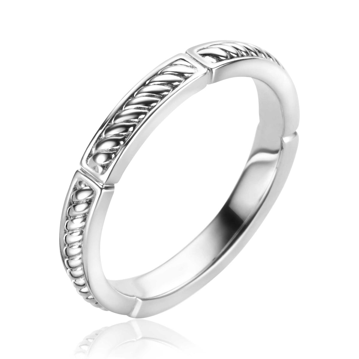 Anillo de plata con diseño trenzado y acabado pulido.