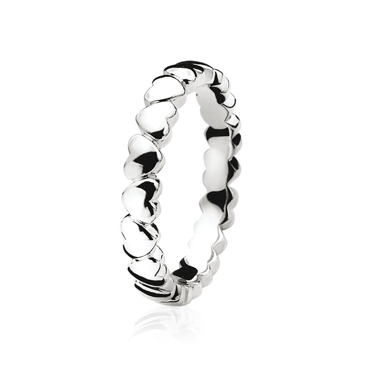 Anillo de plata con diseño de corazones entrelazados.