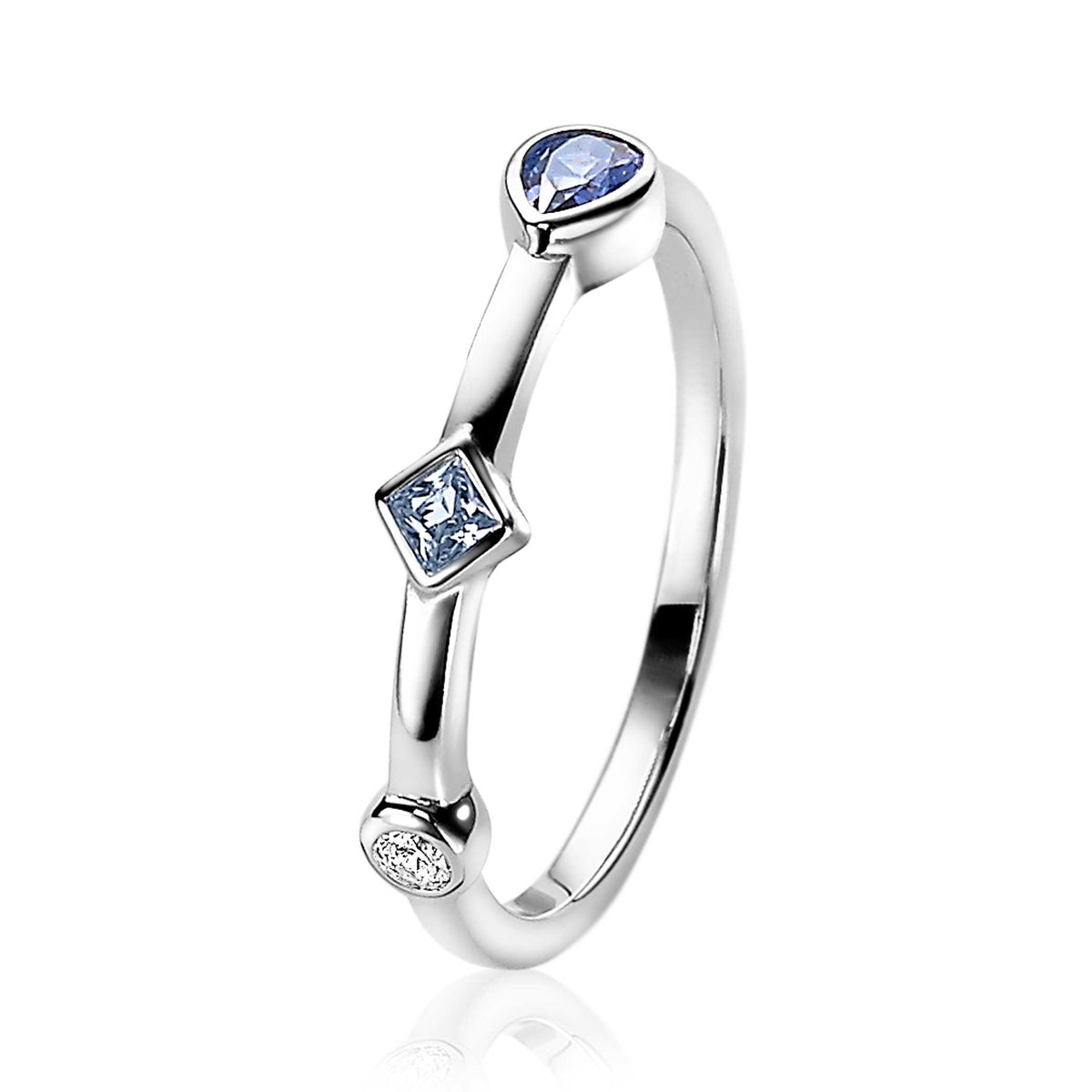 Anillo de plata con tres piedras preciosas en forma de lágrima, cuadrada y redonda.