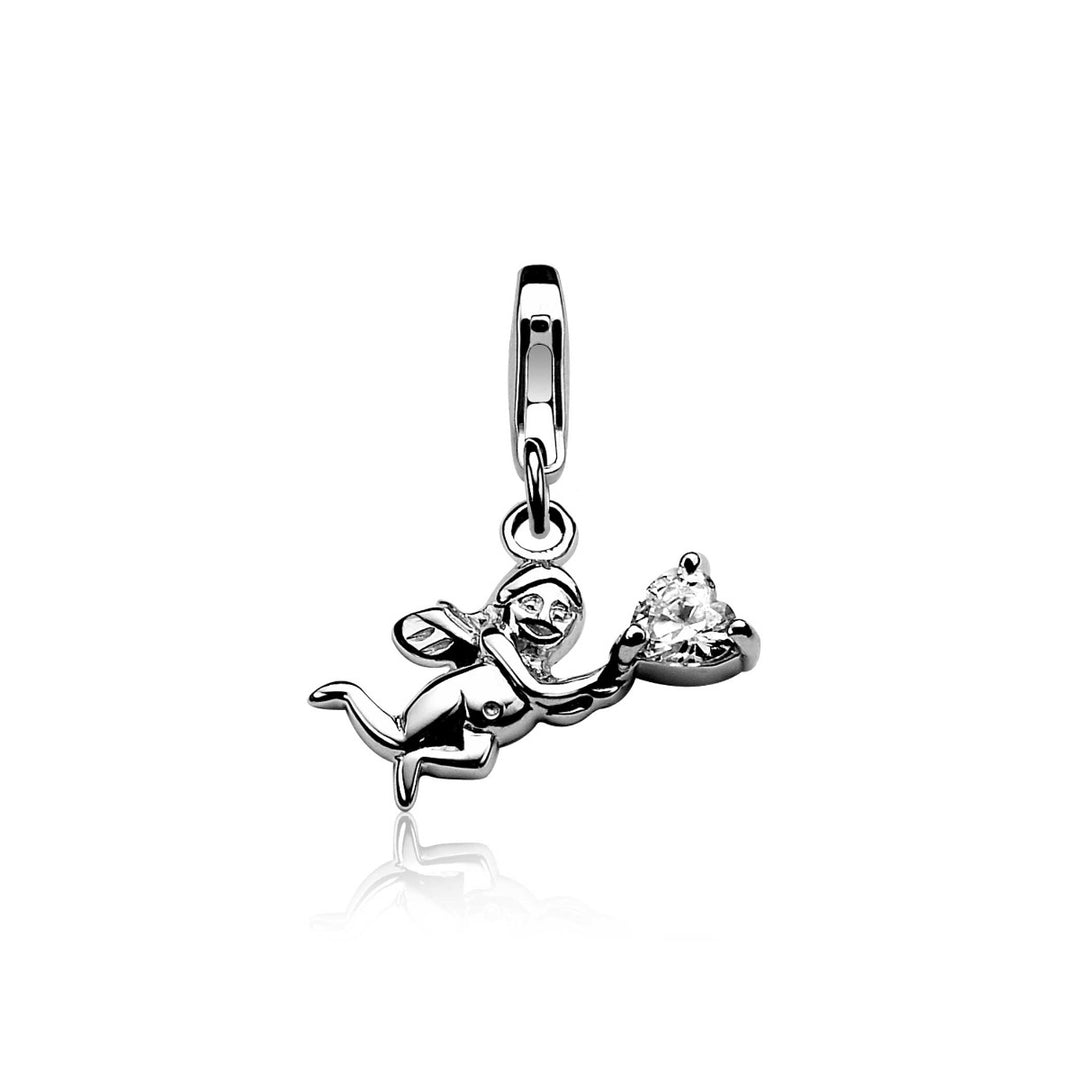 De Zinzi Hangers Zilver Charms165 toont een kleine engel die een heldere, hartvormige edelsteen vasthoudt. Deze gedetailleerde Engel wit charm heeft kleine vleugels en bevat een lus voor eenvoudige bevestiging aan armbanden of kettingen.