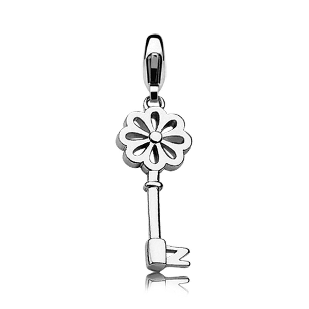 Colgante de plata con forma de llave y flor, detalle de diseño abierto.