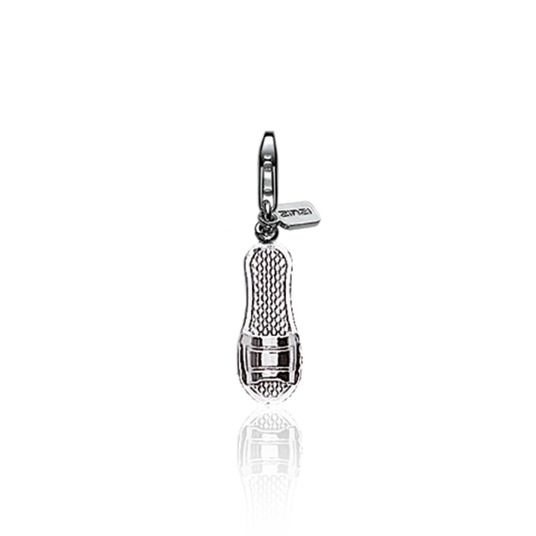 De Zinzi Hangers Zilver Charms47 heeft een sneakervormige metalen bedel met ingewikkelde details, elegant hangend aan een klein lusje dat aan een sluiting is bevestigd. De glanzende, reflecterende afwerking zorgt voor een opvallende aantrekkingskracht.