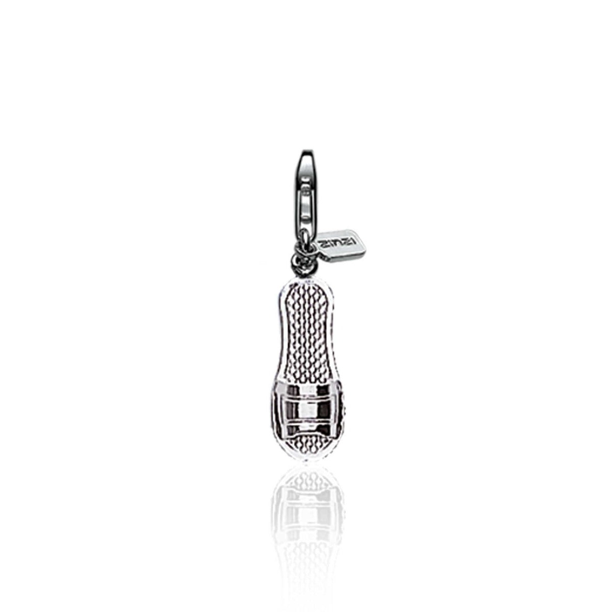 Colgante de plata con forma de zapatilla de deporte y detalles en relieve.