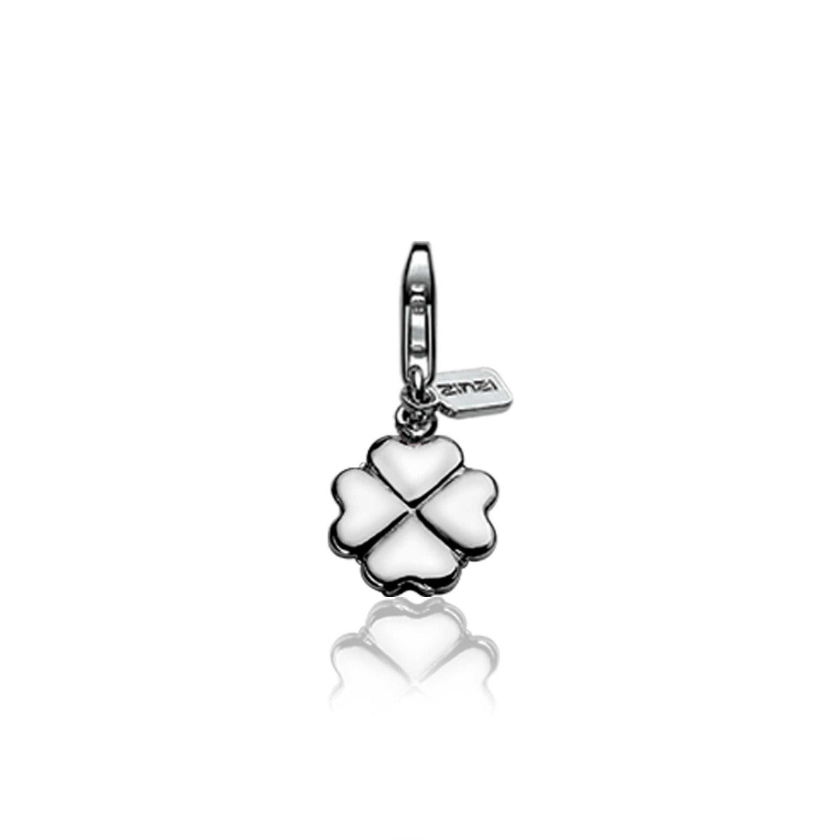 Colgante de plata con forma de trébol de cuatro hojas y detalle en esmalte blanco.