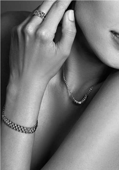 Collar de plata con detalles brillantes, acompañado de pulsera y anillo a juego.