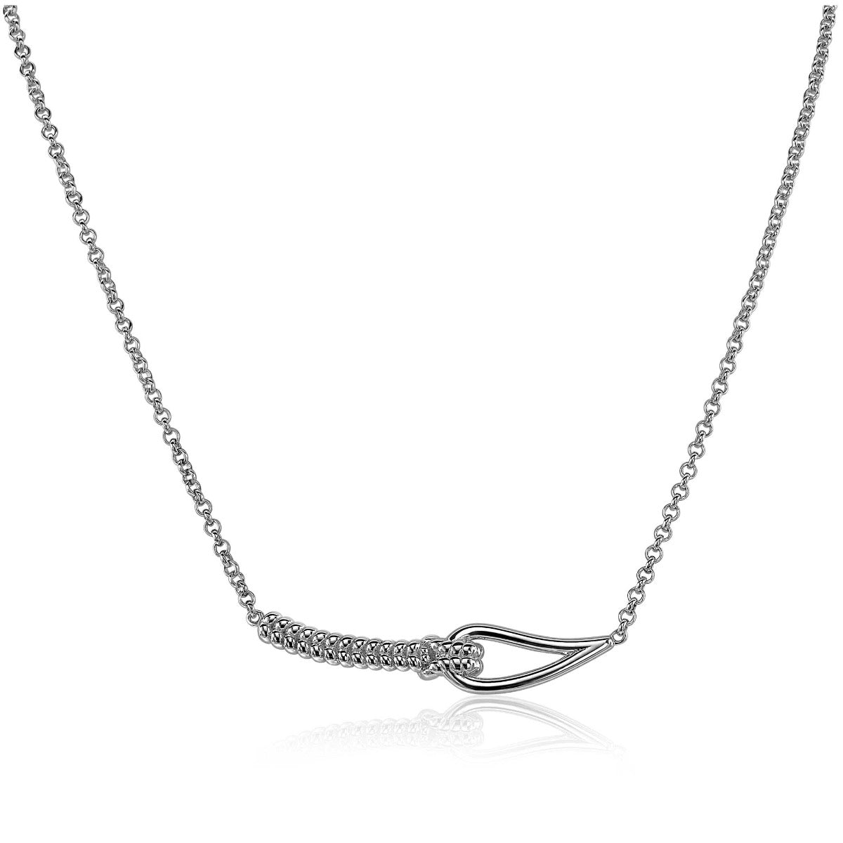 Cadena de plata con un colgante en forma de lazo trenzado.