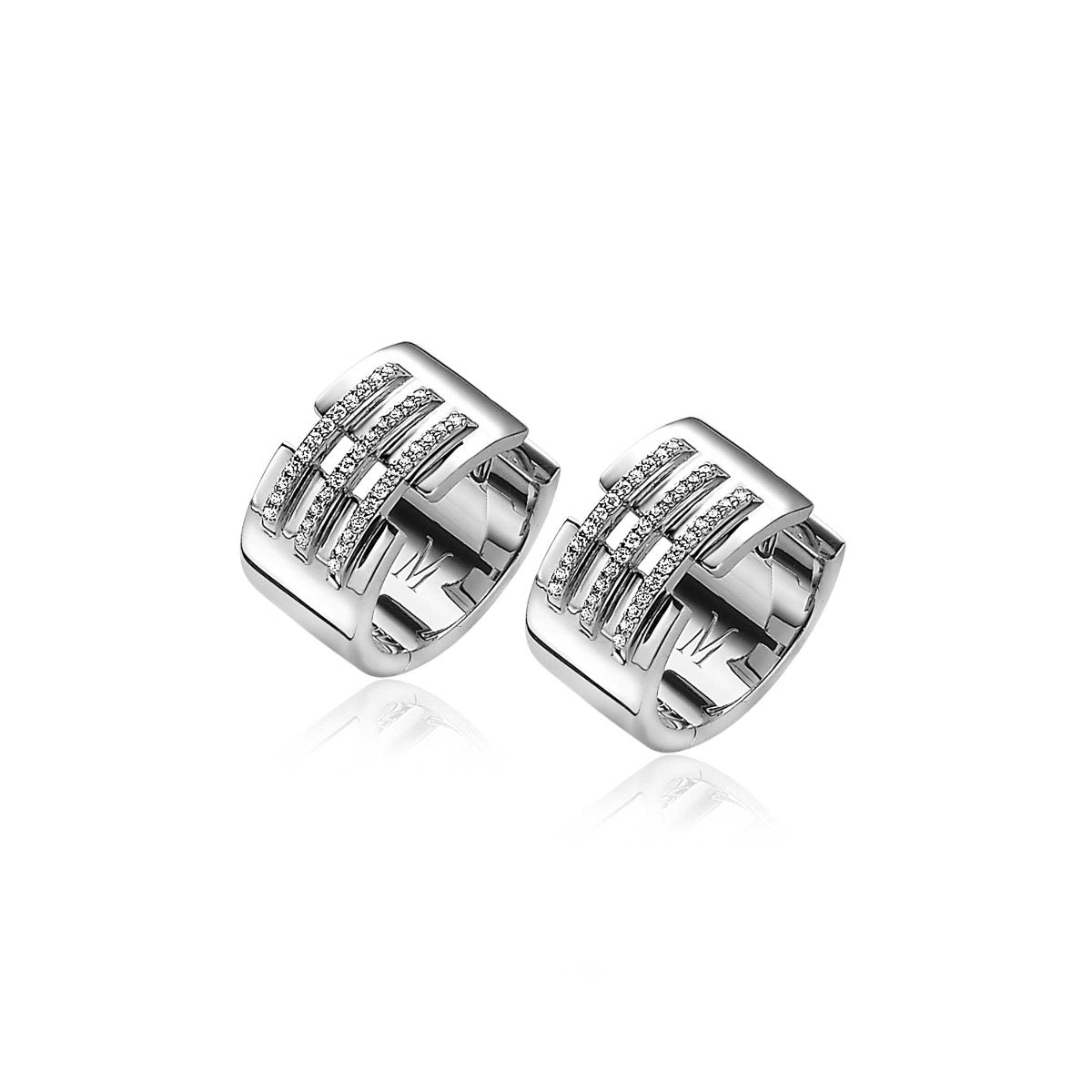 Pendientes de plata con diseño moderno y detalles en relieve.