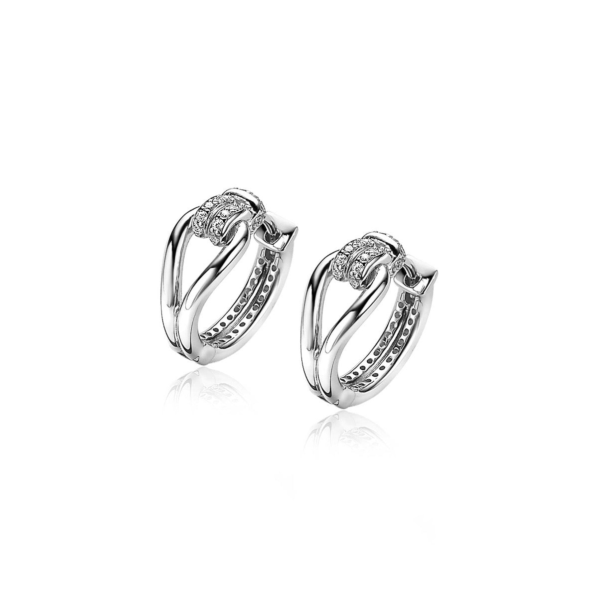 Pendientes de plata con diseño entrelazado y detalles brillantes.