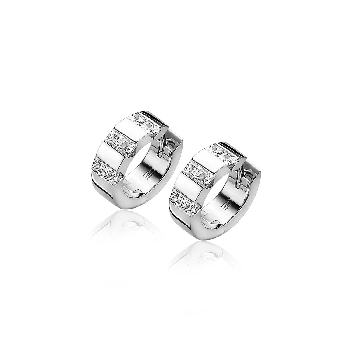 Pendientes de aro plateados con detalles de circonitas brillantes.