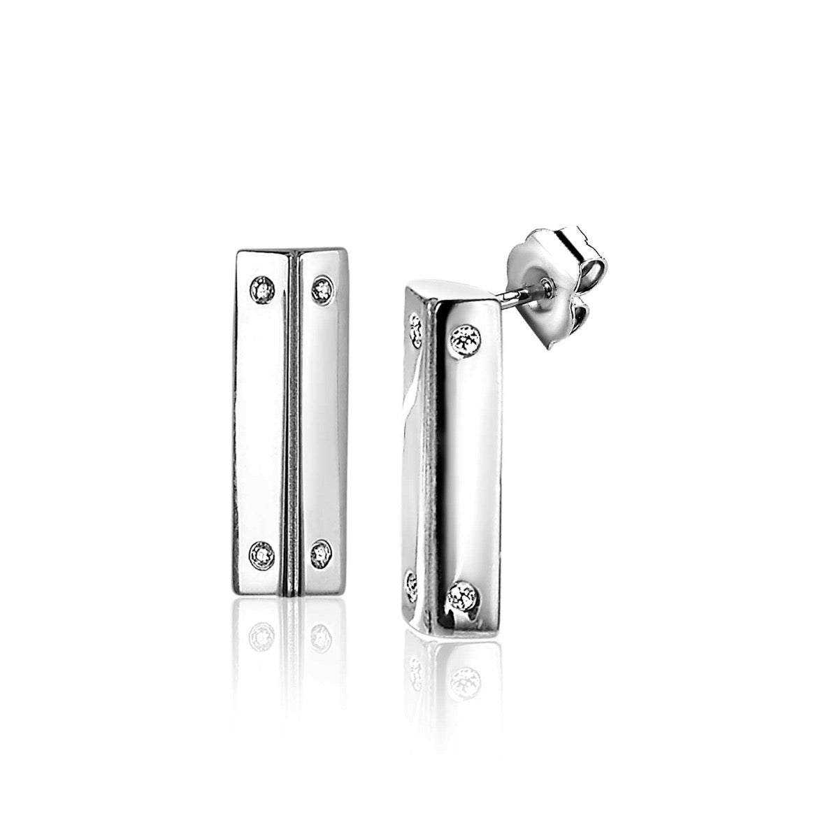 Pendientes de plata con forma rectangular y detalles brillantes.