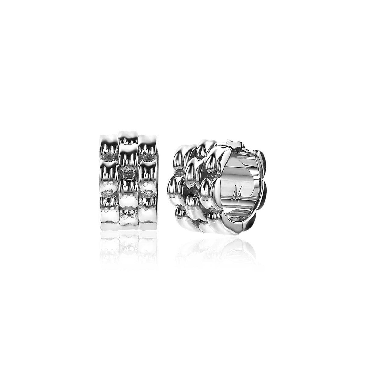 Pendientes de plata con diseño texturizado y forma de múltiples capas.