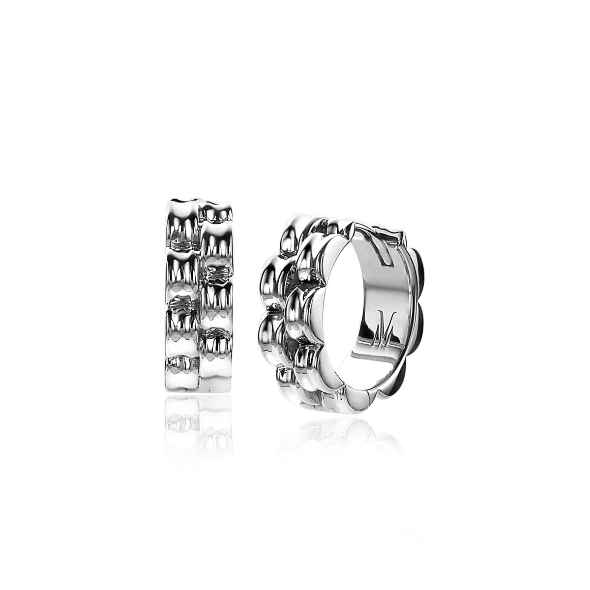 Pendientes de aro plateados con detalles texturizados y brillantes.