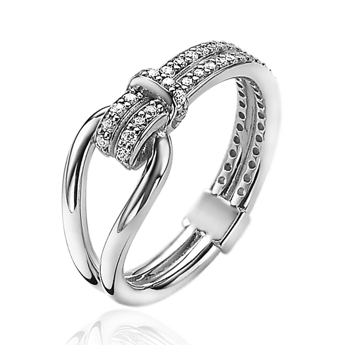 Anillo de plata con detalles brillantes y un diseño entrelazado.