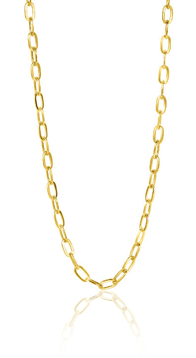 De Zinzi Ketting Goud Zgc291, met langwerpige ovale schakels, komt elegant tot zijn recht tegen een witte achtergrond, waardoor er een subtiele schaduw en reflectie ontstaat.