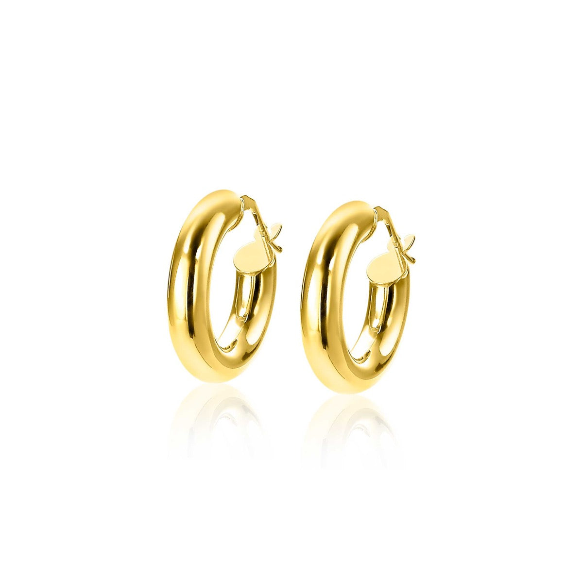Pendientes de aro dorados con un diseño liso y brillante.
