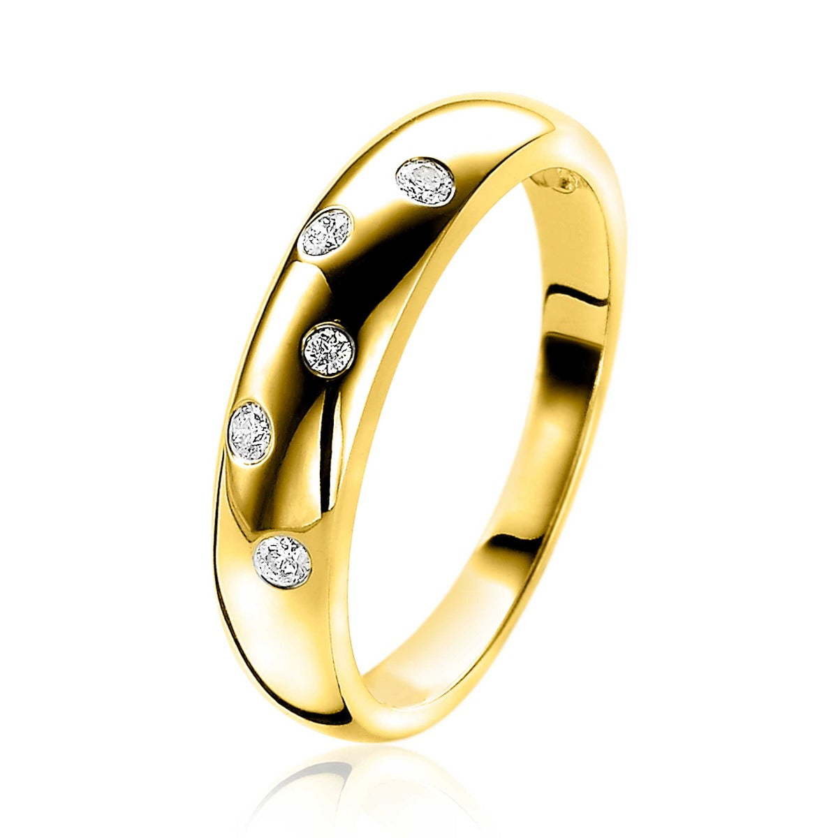 Anillo de oro con cinco diamantes en un diseño liso y brillante.