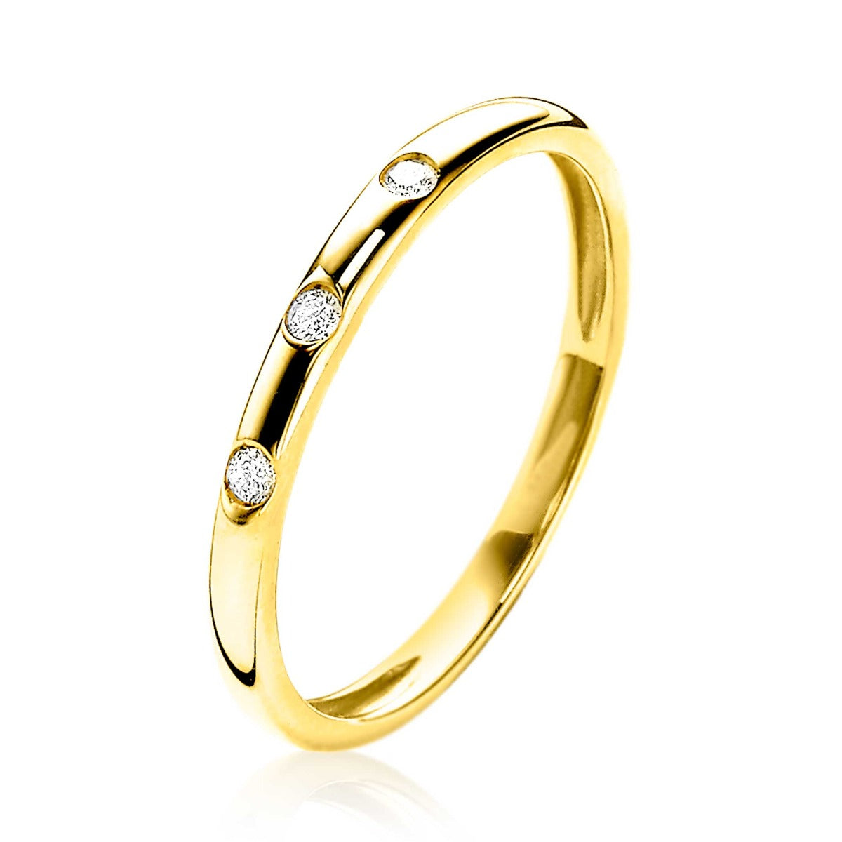 Anillo dorado con tres circonitas brillantes en la parte frontal.