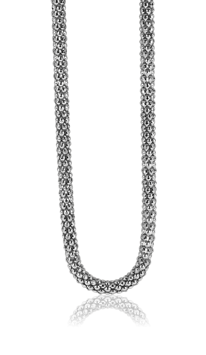 cadena de plata con diseño entrelazado y acabado pulido.