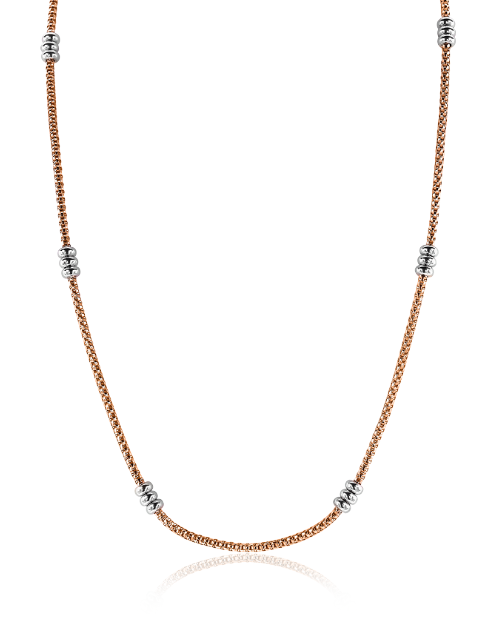 Collar de plata con detalles en metal plateado y diseño trenzado.