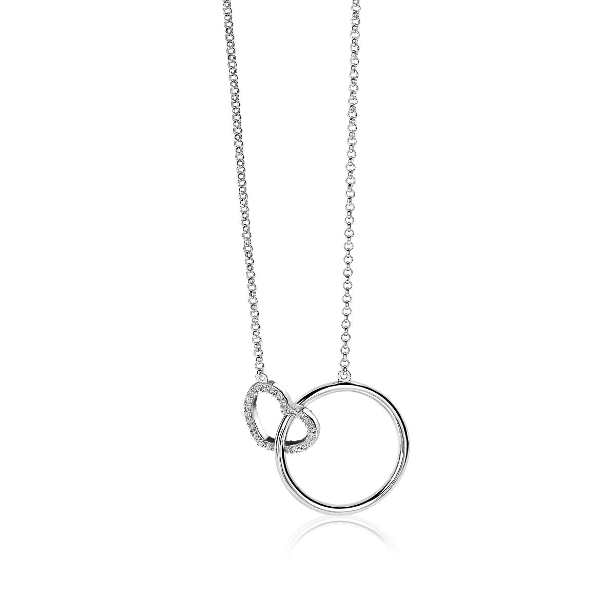Collar de plata con un colgante circular y un diseño entrelazado.