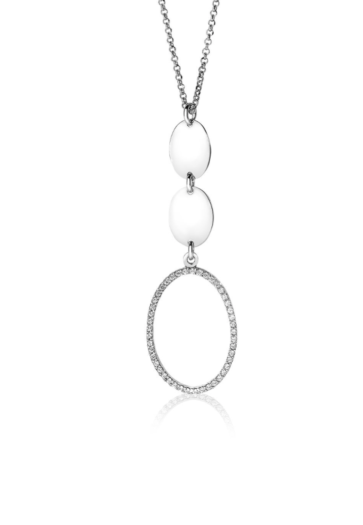 Collar de plata con colgante ovalado y detalles brillantes en forma de círculo.