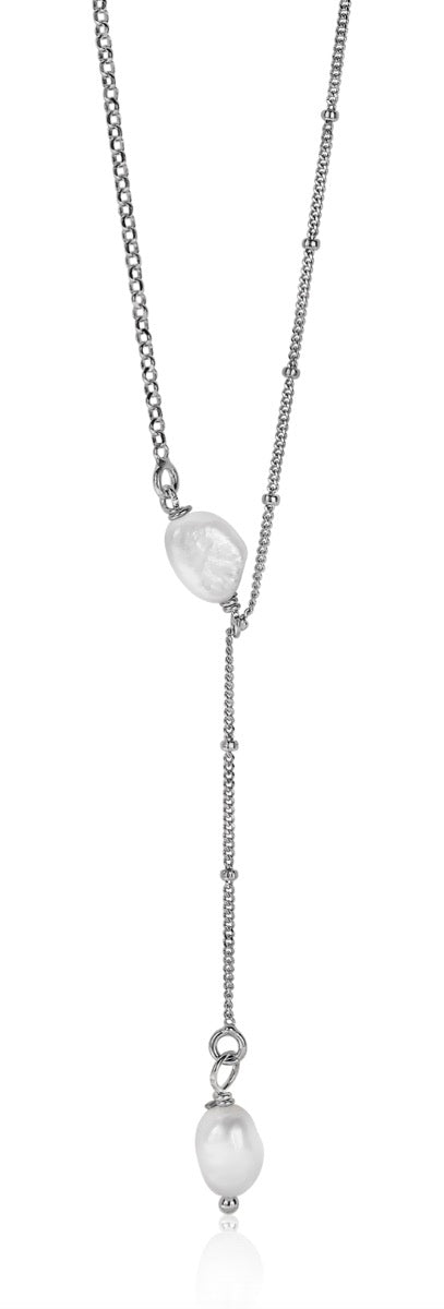 Cadena de plata con perlas y detalles en forma de bolitas.