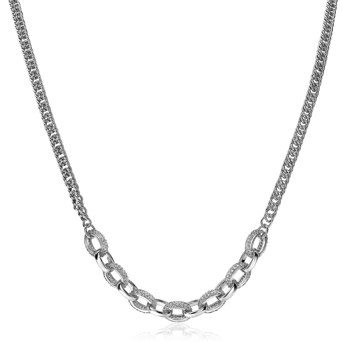 Cadena de plata con eslabones alternados y textura brillante.