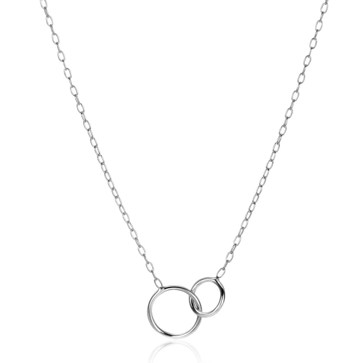 Collar de plata con dos aros entrelazados y cadena delicada.