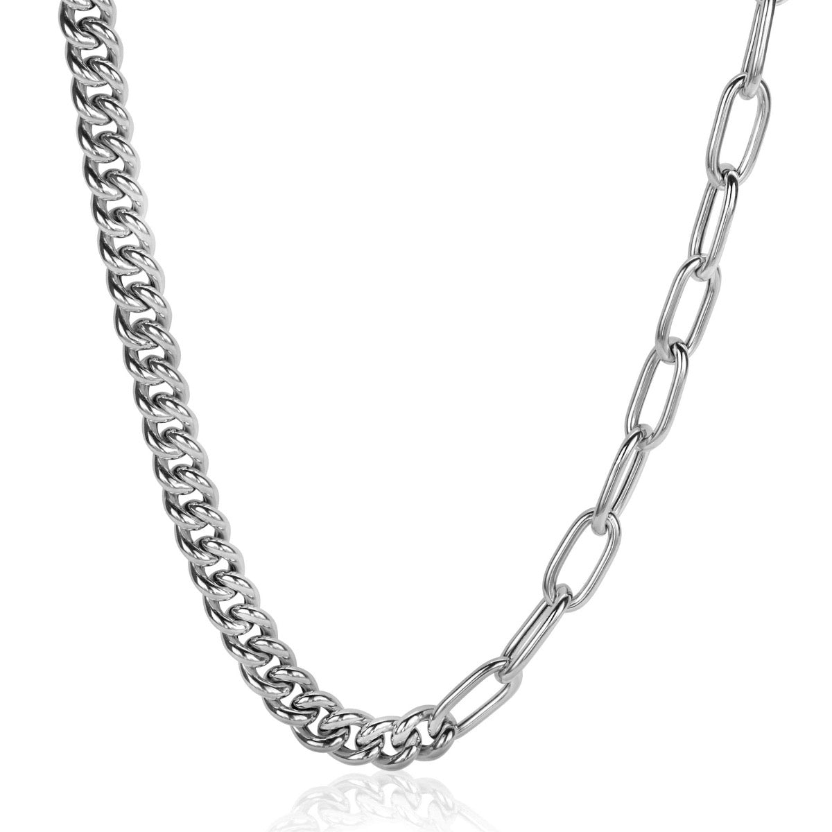 cadena de plata con eslabones alternos y diseño moderno.