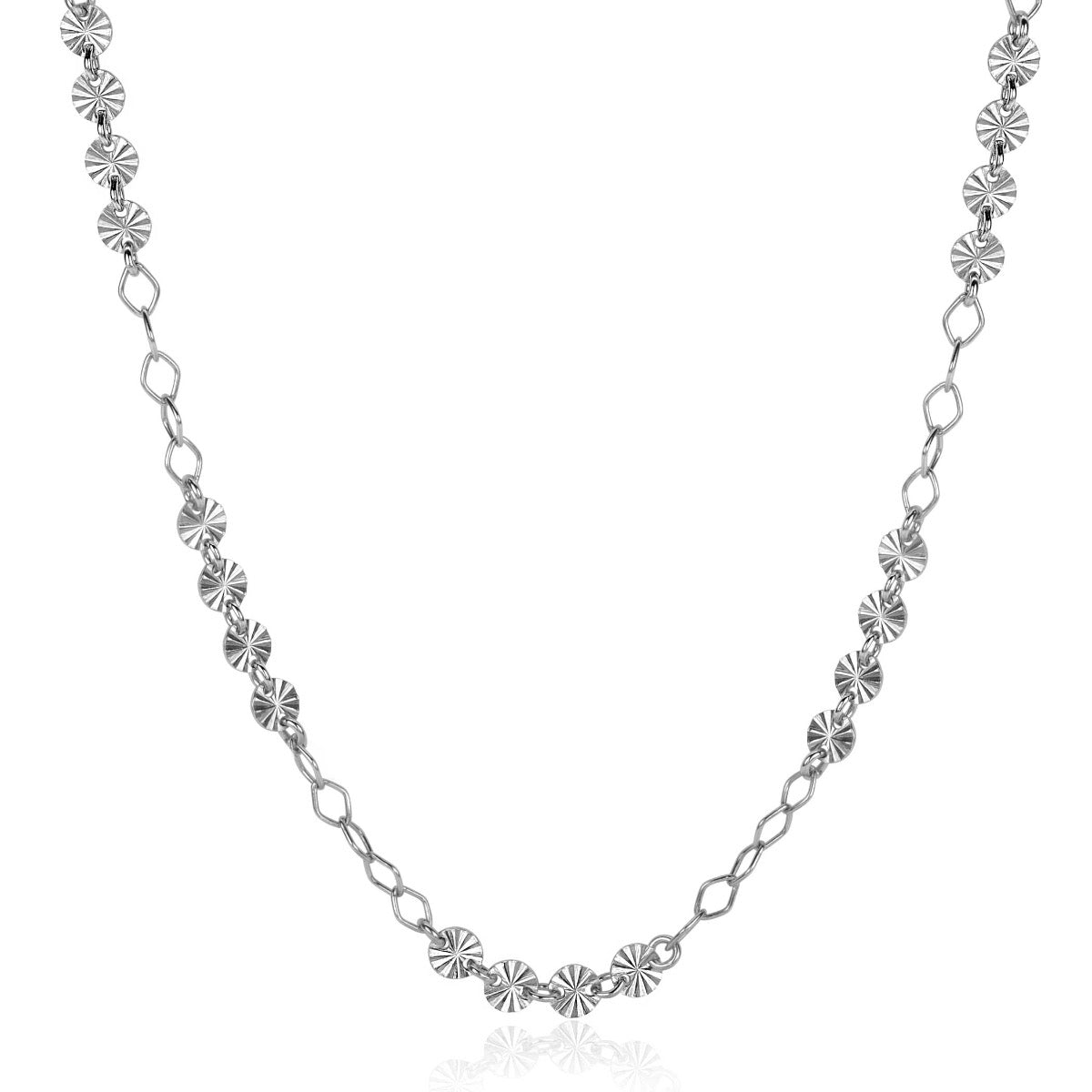 cadena de plata con eslabones y detalles en forma de flor.