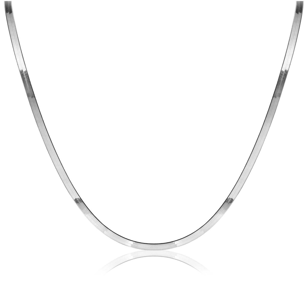 cadena de plata con diseño curvado y detalles pulidos.
