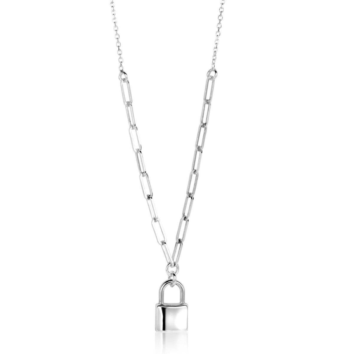 Collar de plata con eslabones y un colgante en forma de candado.