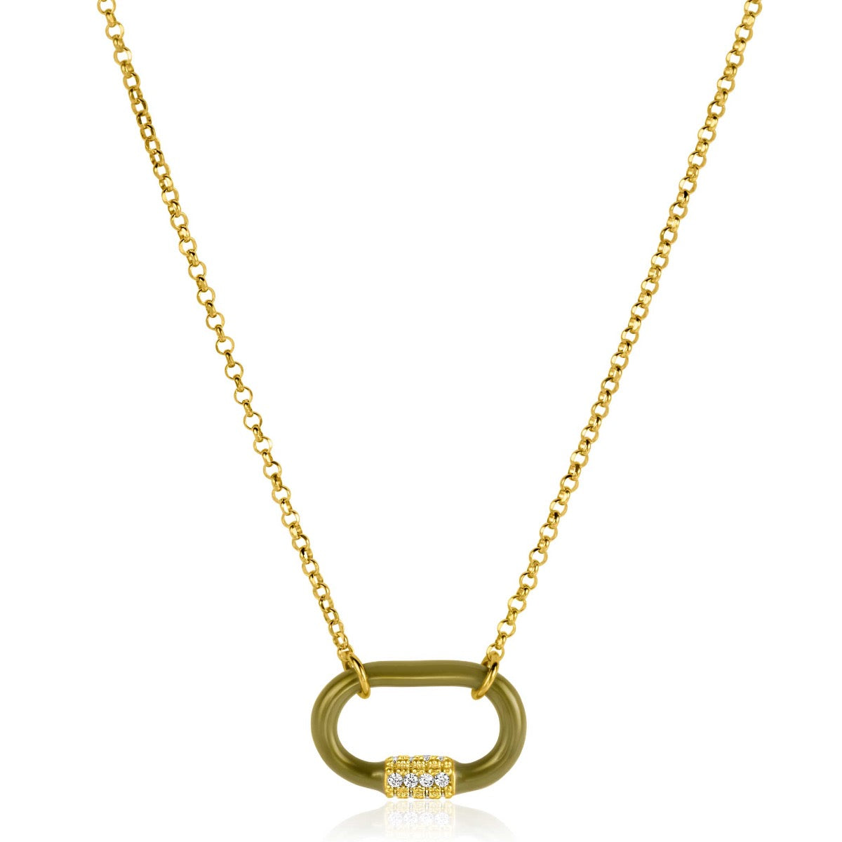 Cadena dorada con eslabones y colgante ovalado decorado con piedras brillantes.