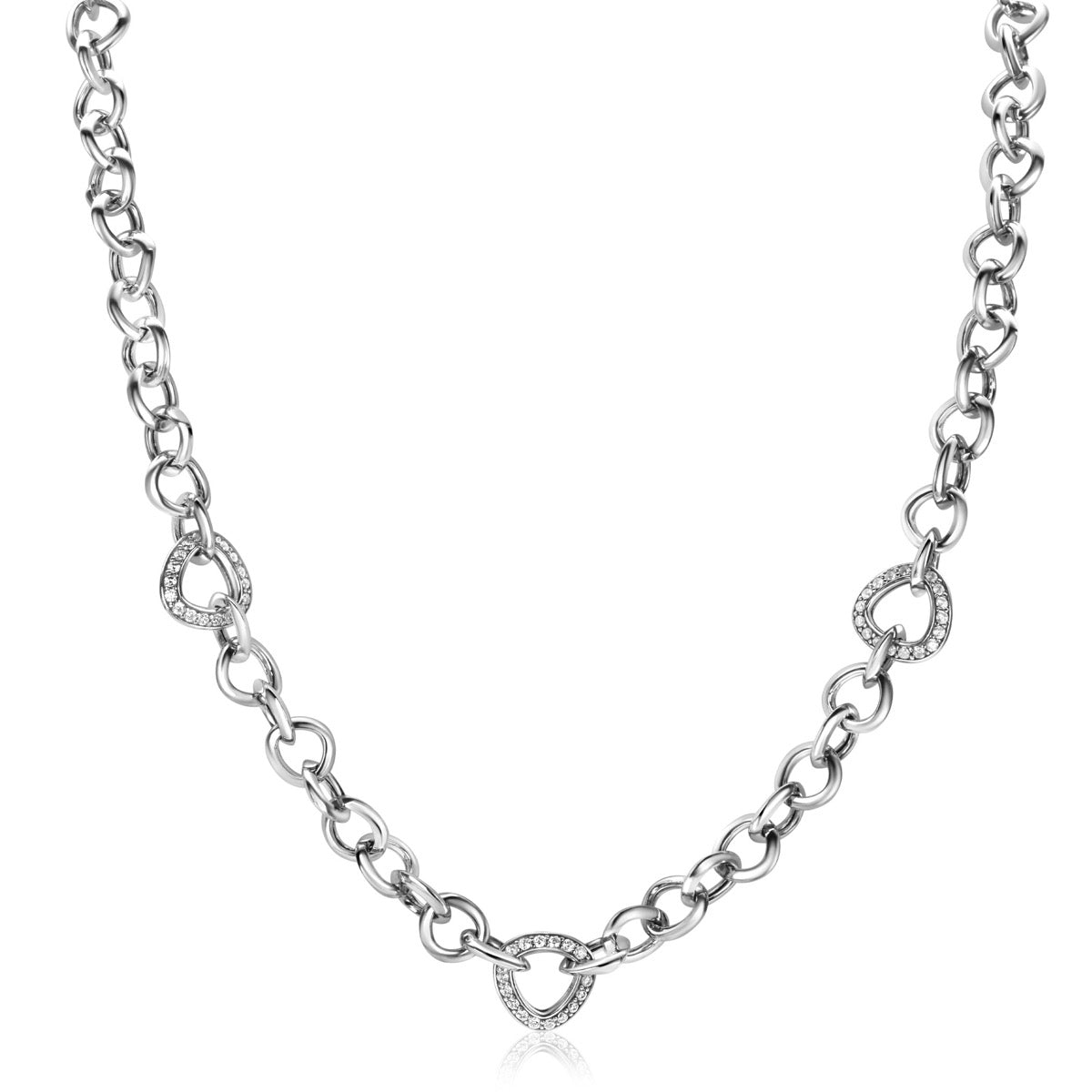 cadena de plata con eslabones y detalles en forma de corazón.